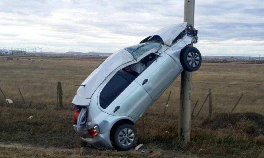 Despu�s de dar varios tumbos un auto se dio literalmente �un palo�