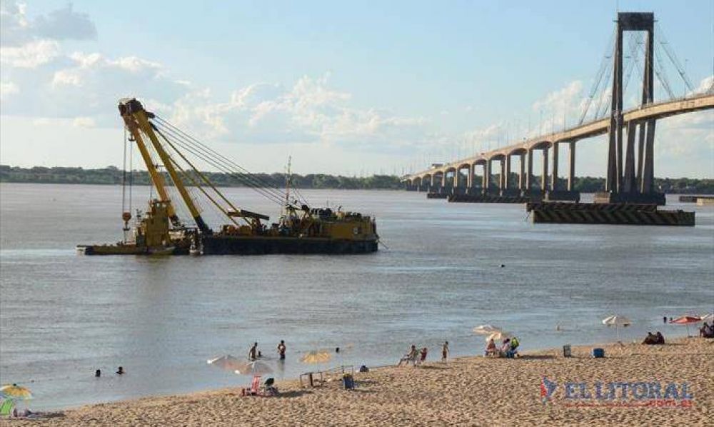 Comenz� a funcionar la barcaza especial para el refuerzo del puente Belgrano