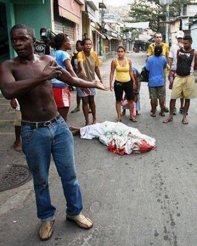 UNE usa hasta las armas de los adversarios