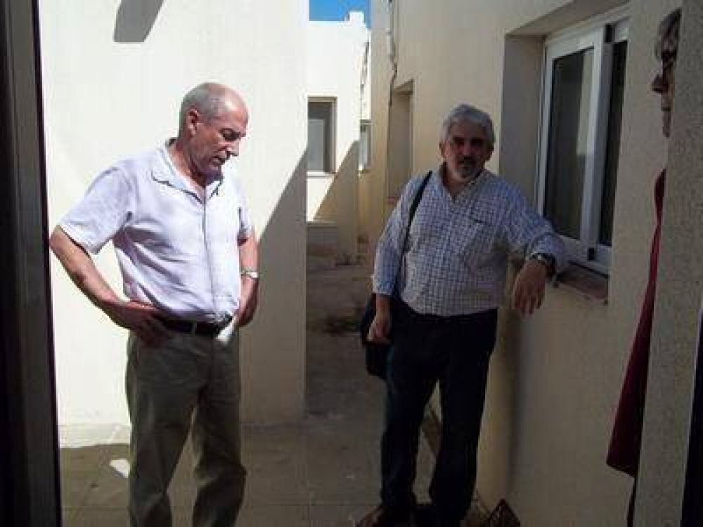 Ministro recorri� el hospital de Santa Isabel, luego de la inundaci�n