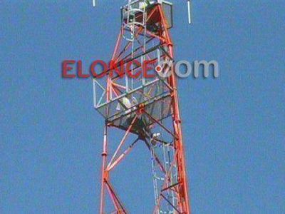 Pas� la noche arriba de la antena el hombre que reclama ayuda social 