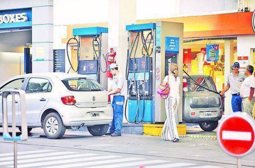 Vuelve a aumentar la nafta y ya se siente en surtidores platenses