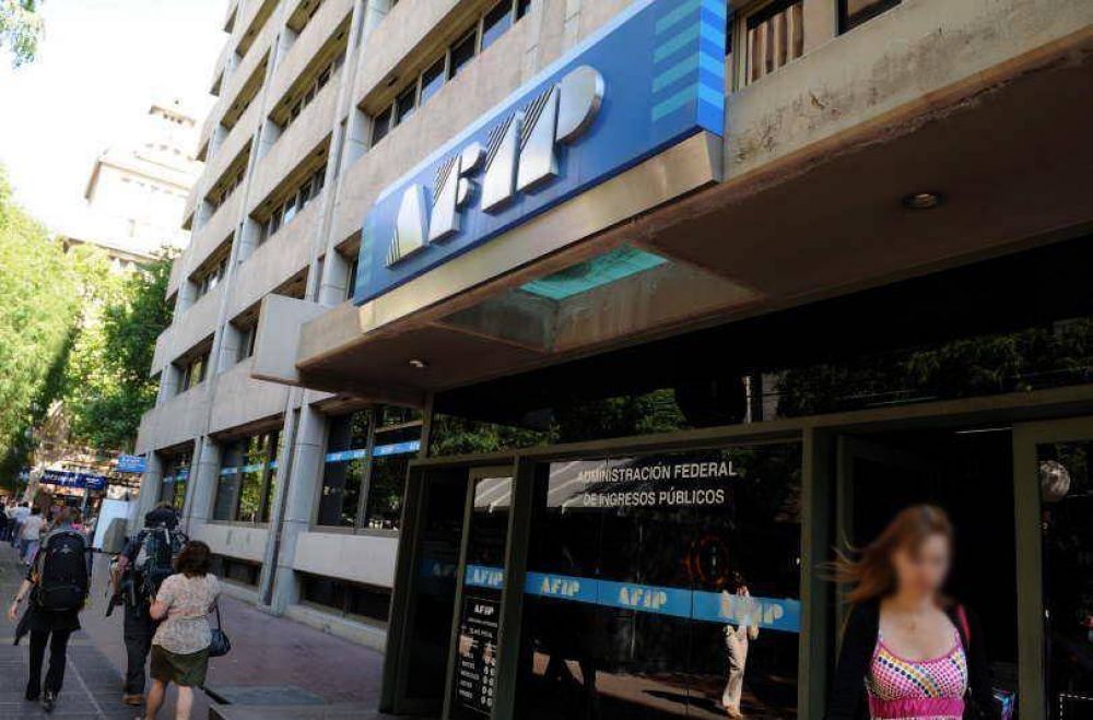 Asalariada mendocina demanda a la AFIP por el pago de Ganancias