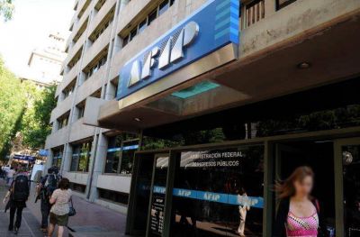 Asalariada mendocina demanda a la AFIP por el pago de Ganancias