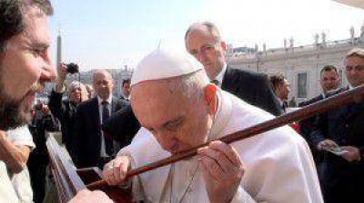 El Papa Francisco besa el bast�n de Santa Teresa