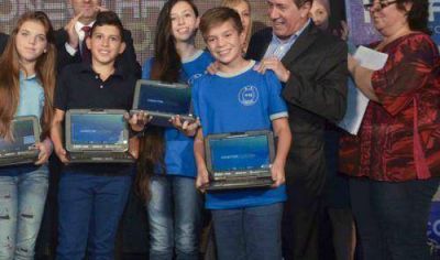 D�az P�rez y Diego Bossio entregaron netbooks para alumnos de la Escuela Secundaria B�sica 28