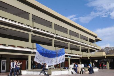Los docentes de los colegios de la UNCuyo continuar�n de paro