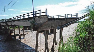 La falta de mantenimiento del lecho de los r�os puso en jaque varios puentes