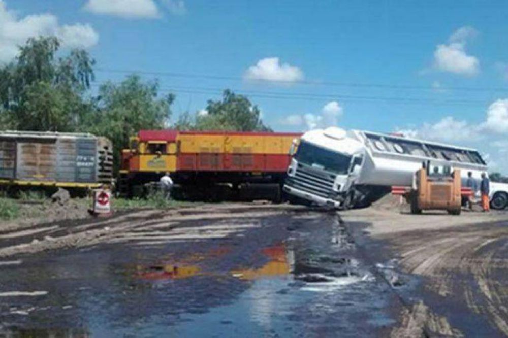 San Lorenzo: un tren embisti� a un cami�n cargado con combustible