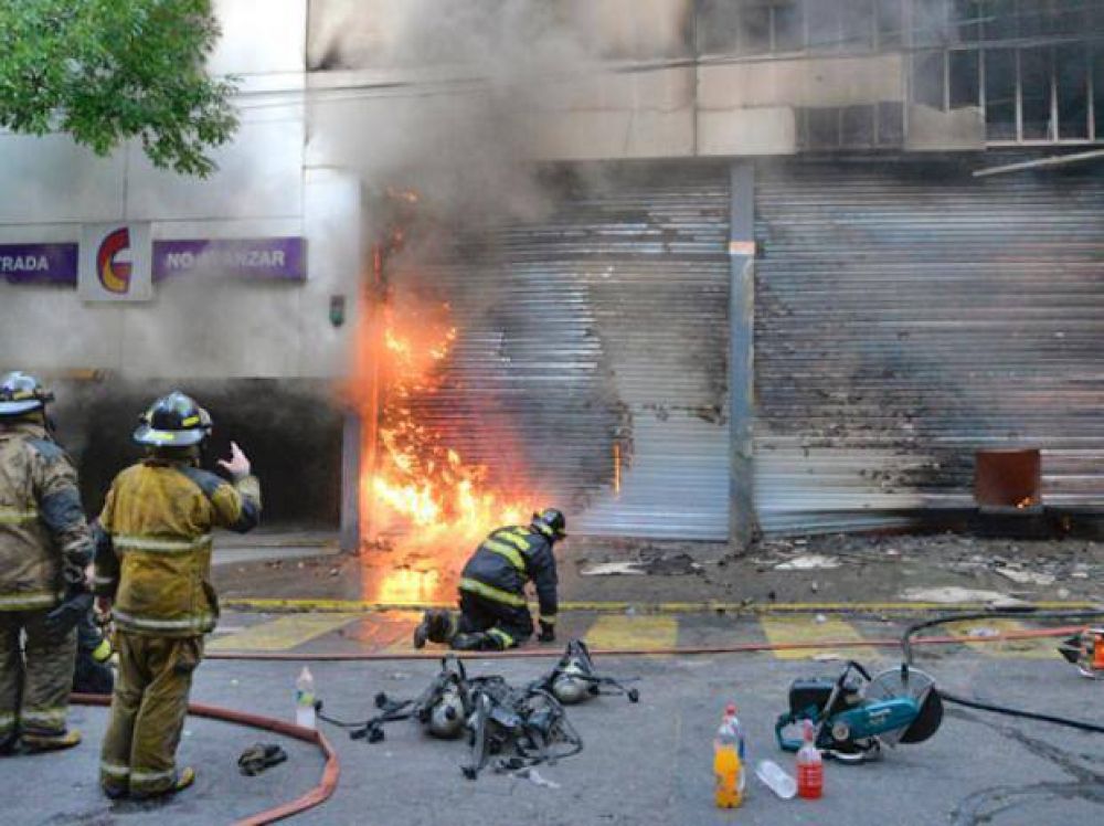 Tensi�n y p�nico en barrio Martin por un incendio en el supermercado La Gallega