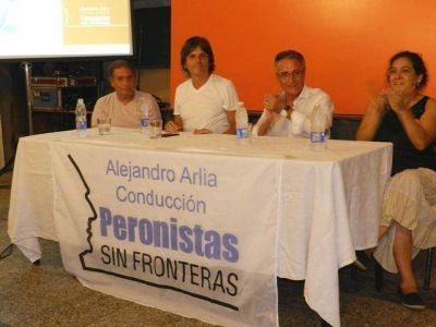 El candidato del sciolismo en San Fernando, DAquino, expone a los vecinos las posibilidades de obra p�blica que tienen