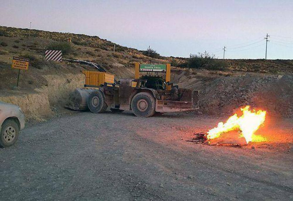 Profesionales y t�cnicos mineros est�n de paro. Acusan a Minera Santa Cruz de no valorar la jerarqu�a de su personal