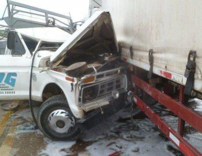 Dos camiones y una camioneta chocaron en la entrada de El Cholo
