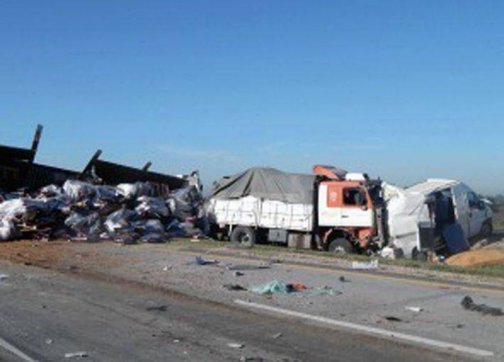 UN MUERTO Y DOCE HERIDOS EN UN CHOQUE M�LTIPLE EN LA RUTA 6