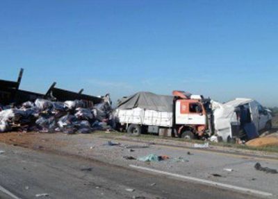 UN MUERTO Y DOCE HERIDOS EN UN CHOQUE M�LTIPLE EN LA RUTA 6