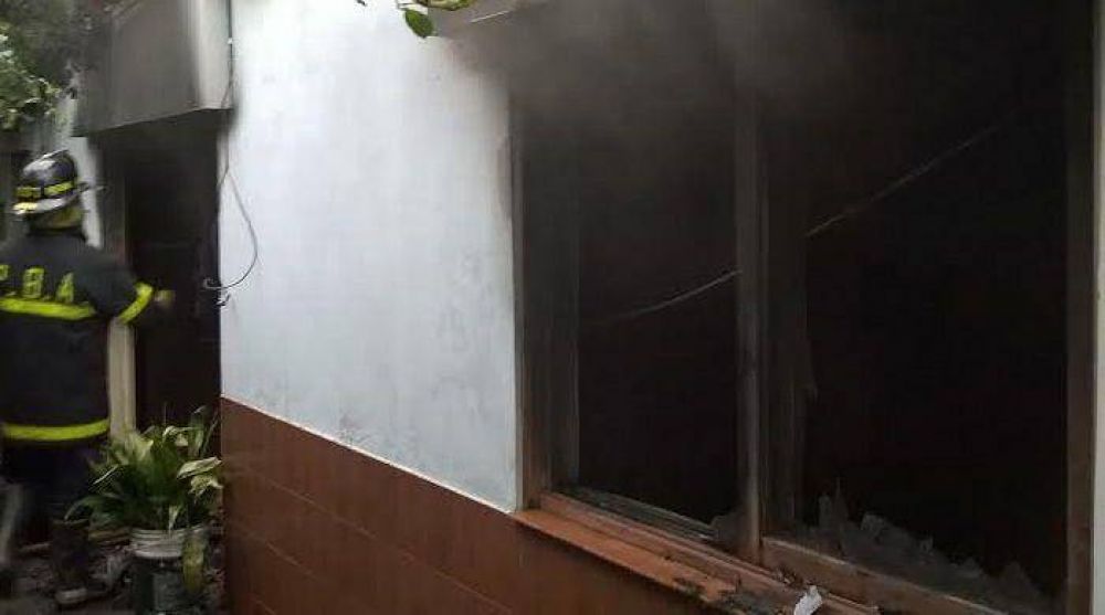 Un beb�, su hermana y su mam�, afectados por un incendio