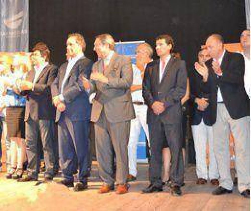 Scioli entreg� escrituras junto a Passaglia 