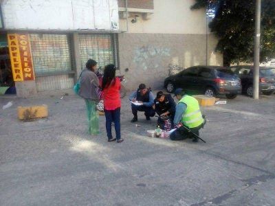 Detienen a una mujer y su hijo por robar elementos en un bazar