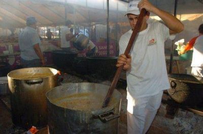 Locro solidario en Roca 