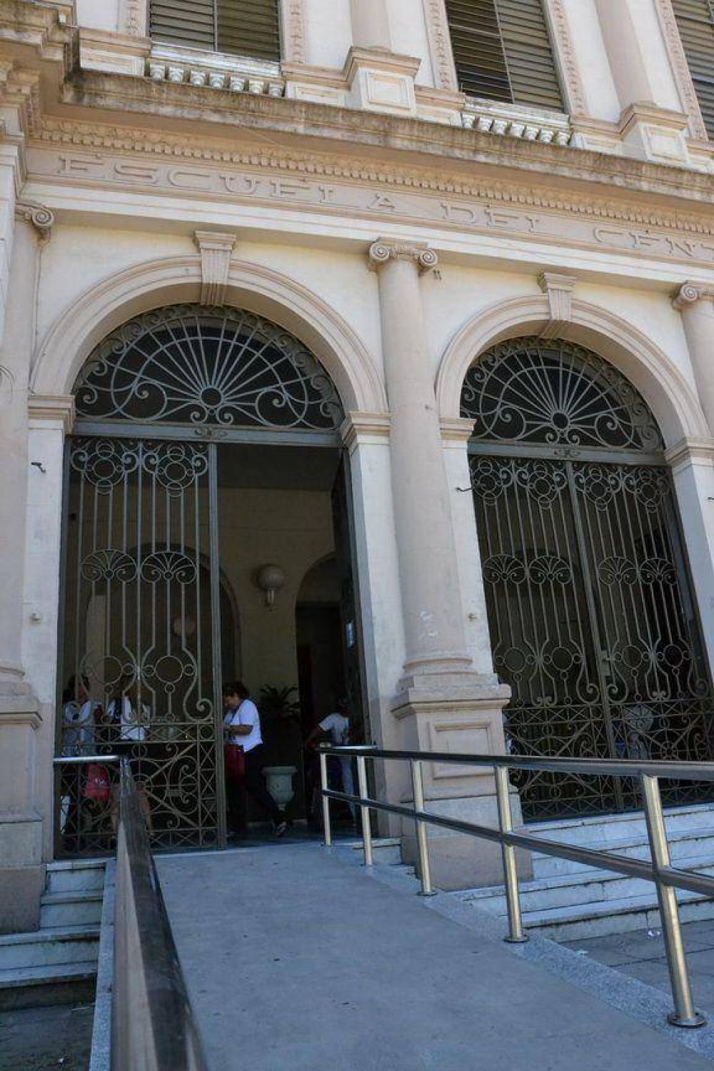 Suspenden clases en dos escuelas capitalinas por falta de luz y agua