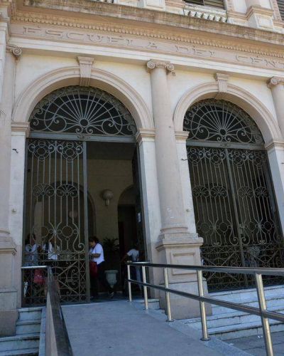 Suspenden clases en dos escuelas capitalinas por falta de luz y agua