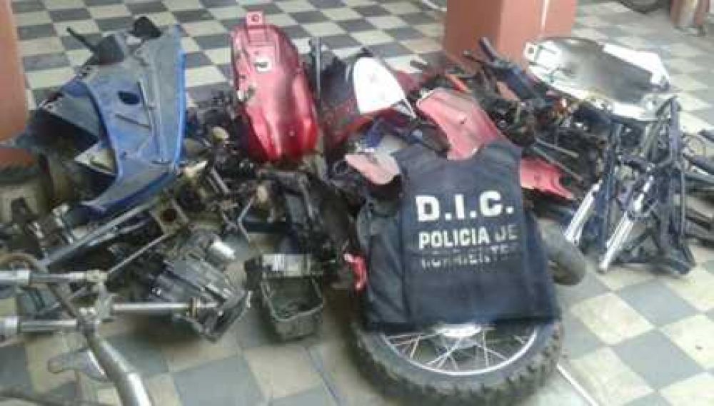 Corrientes: Allanan taller clandestino donde cortaban motocicletas robadas