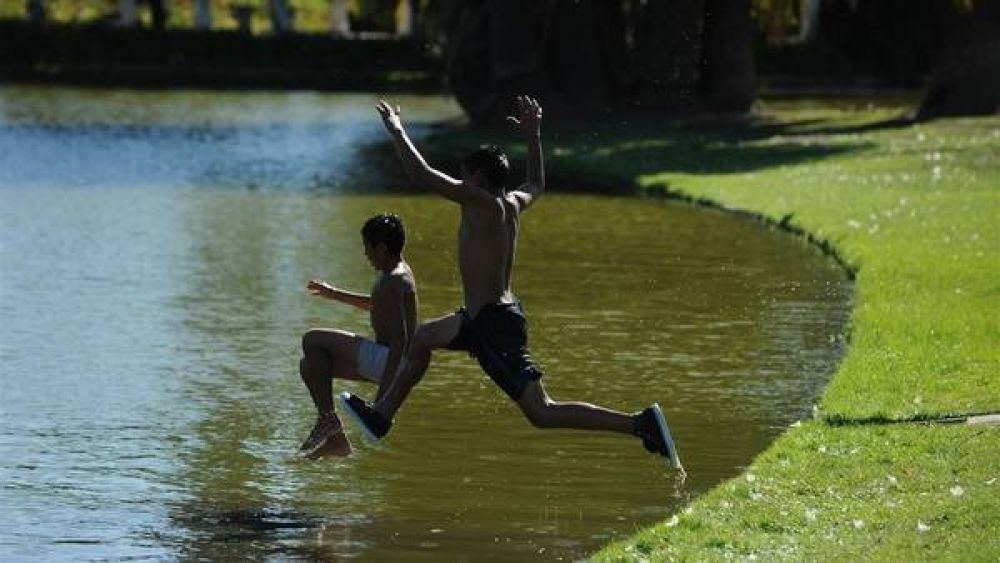 El verano no se quiere ir y en casi todo el pa�s el term�metro super� los 30�