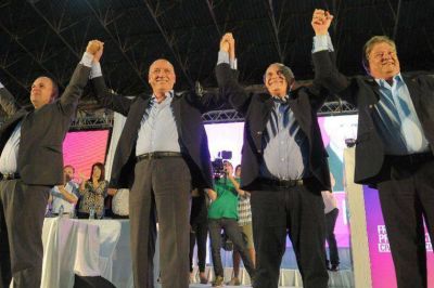 Lifschitz exhibi� el respaldo con el que llegar� a las Paso