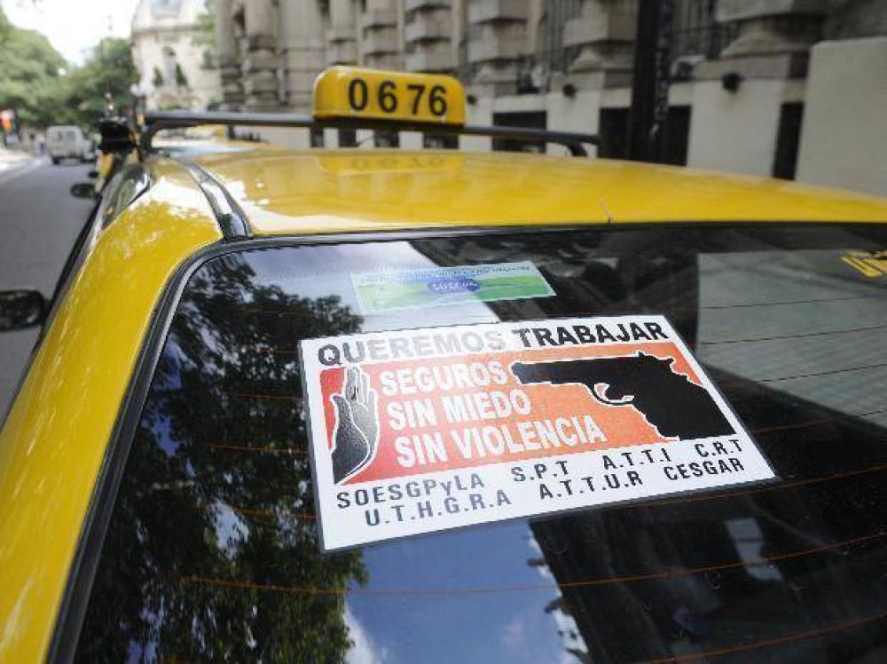 Un taxista dej� a un pasajero y luego fue asaltado y apu�alado por dos delincuentes