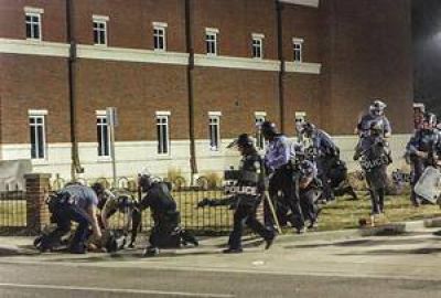 Balean a polic�as en Missouri y vuelve la tensi�n racial a EE.UU.