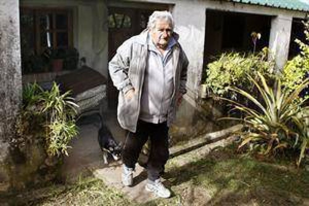 Mujica se aleja m�s de Tabar� y muestra su apoyo a Maduro