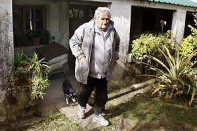 Mujica se aleja m�s de Tabar� y muestra su apoyo a Maduro