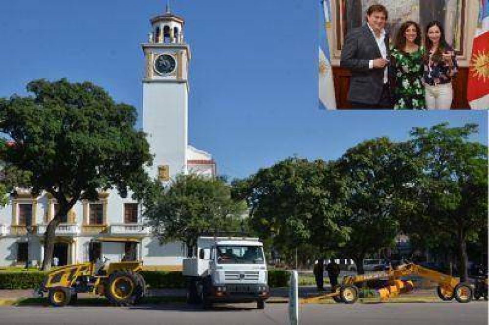 La Gobernadora entreg� maquinaria para Loreto y Vaca Hua�una