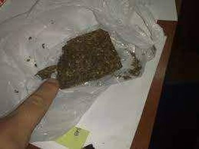 Dos detenidos con mas de medio kilo de marihuana en un auto