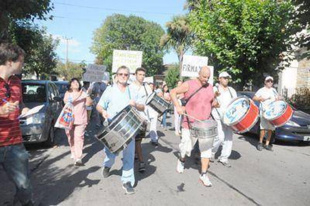 Trabajadores del sanatorio Emhsa marcharon en apoyo a Barrionuevo