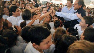 Scioli: �A quienes me subestiman por venir del deporte, les digo que llev� la bandera argentina bien alto�