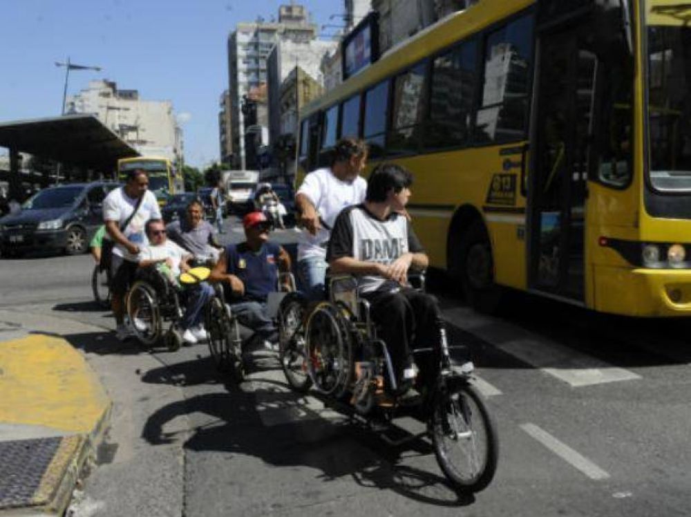 Un rally en silla de ruedas por el centro para mostrar los problemas de accesibilidad