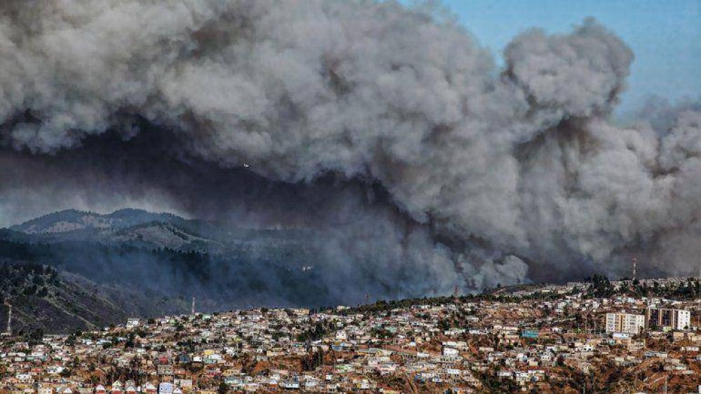 Gigantesco incendio forestal en el puerto chileno de Valpara�so: un muerto y miles de evacuados