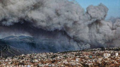 Gigantesco incendio forestal en el puerto chileno de Valpara�so: un muerto y miles de evacuados