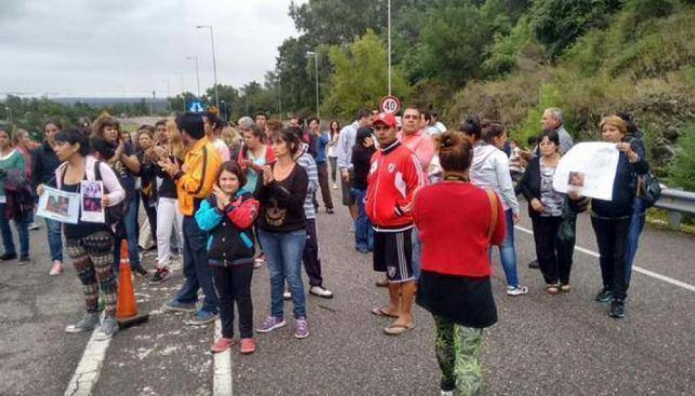 Cortan autopista en el ingreso a Carlos Paz