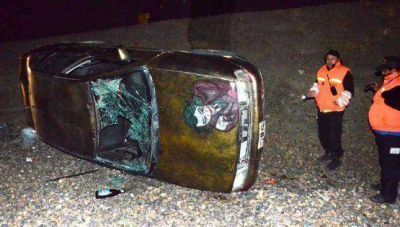 Caleta: Un auto volc� ayer en el acceso a Playa del Muelle