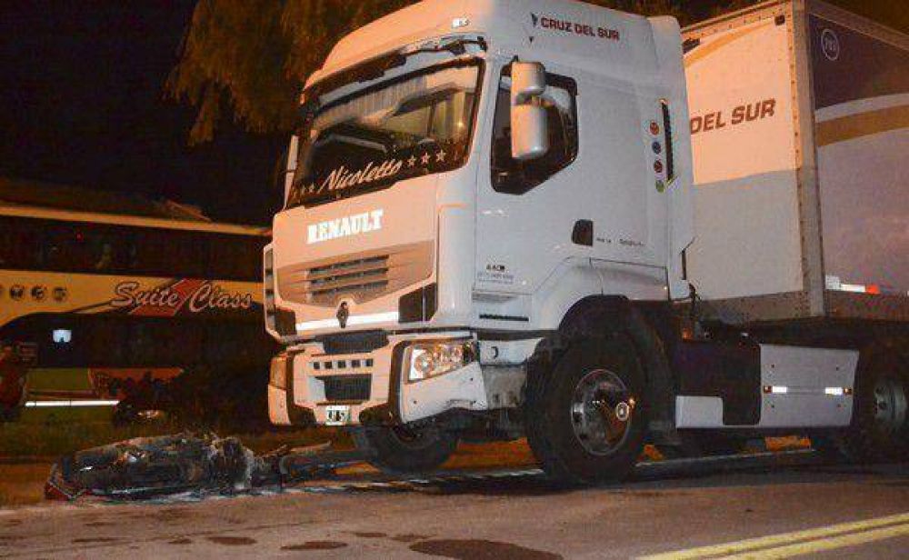 Operar�n al motociclista herido en choque con un cami�n