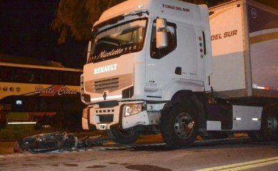 Operar�n al motociclista herido en choque con un cami�n