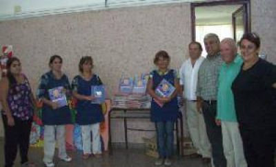Pro Azul: Ramiro Ortiz entreg� material bibliogr�fico