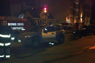 Choco dos autos, huyo y lo atraparon