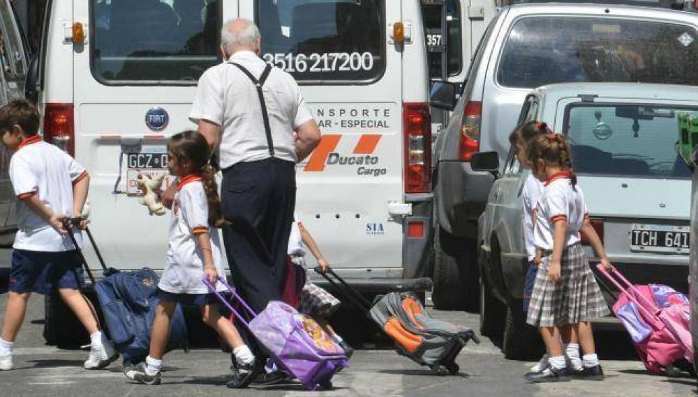 El tr�nsito en las inmediaciones de las escuelas es un caos