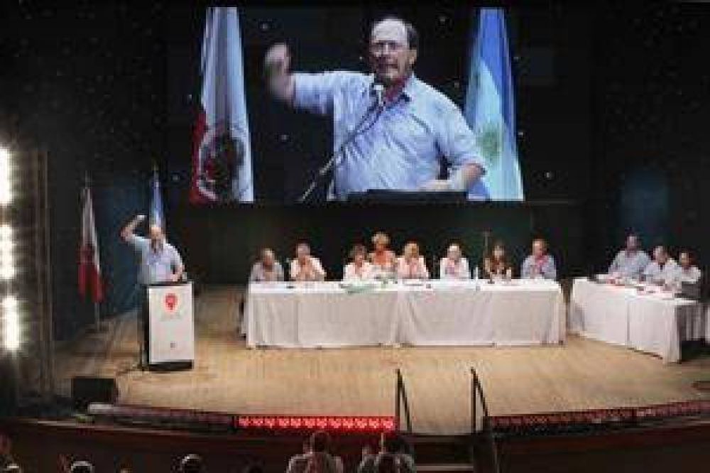 La Convenci�n UCR aprob� el acuerdo chico con Macri. Cuatro convencionales de Formosa estuvieron a favor y cuatro en contra