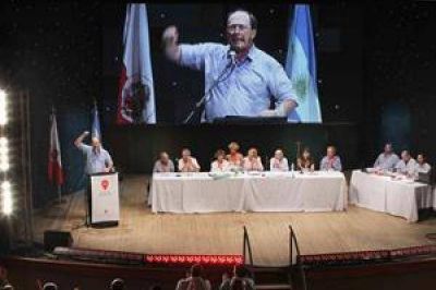 La Convenci�n UCR aprob� el acuerdo chico con Macri. Cuatro convencionales de Formosa estuvieron a favor y cuatro en contra