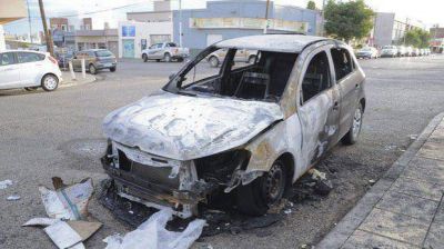 Quemaron otros dos veh�culos en la zona alta