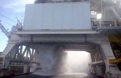 Un video muestra c�mo cae al�mina sin control en una descarga para Aluar